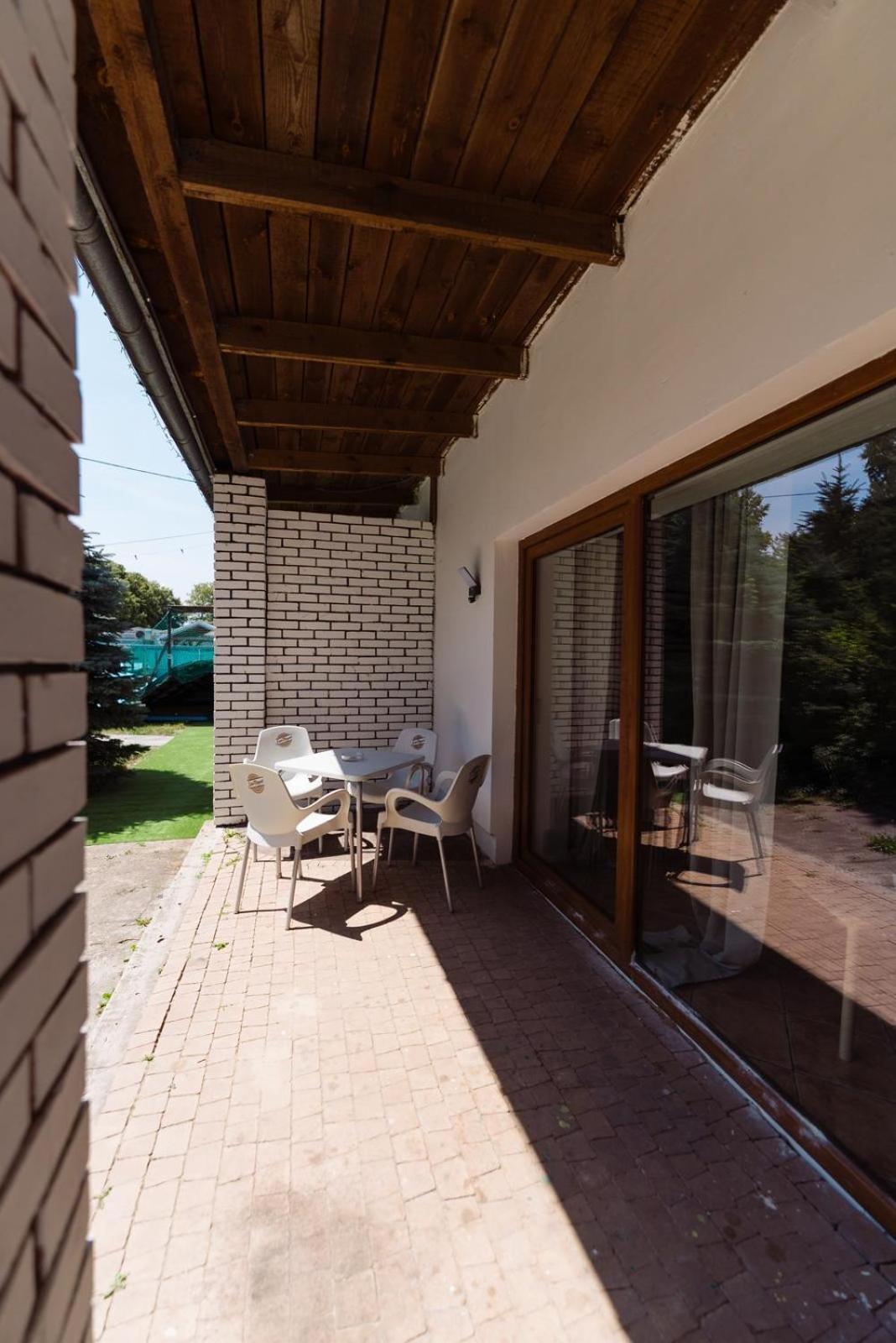 Wake Villa Brwinow Exterior foto